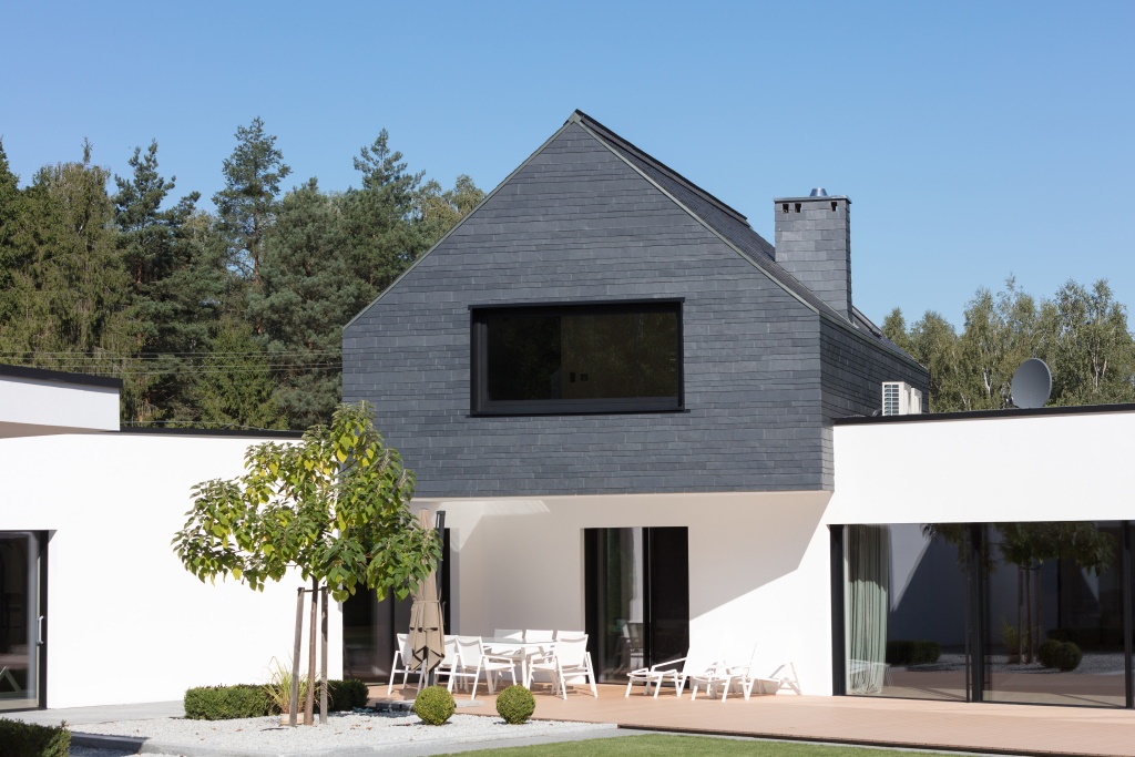 01354_szydlow_efh_dynamische_fassade_rechteck_doppeldeckung_dach_009_ret